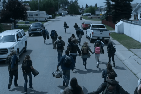 Black Summer, ep. 1.1 'Human Flow': air raid siren, families on the move